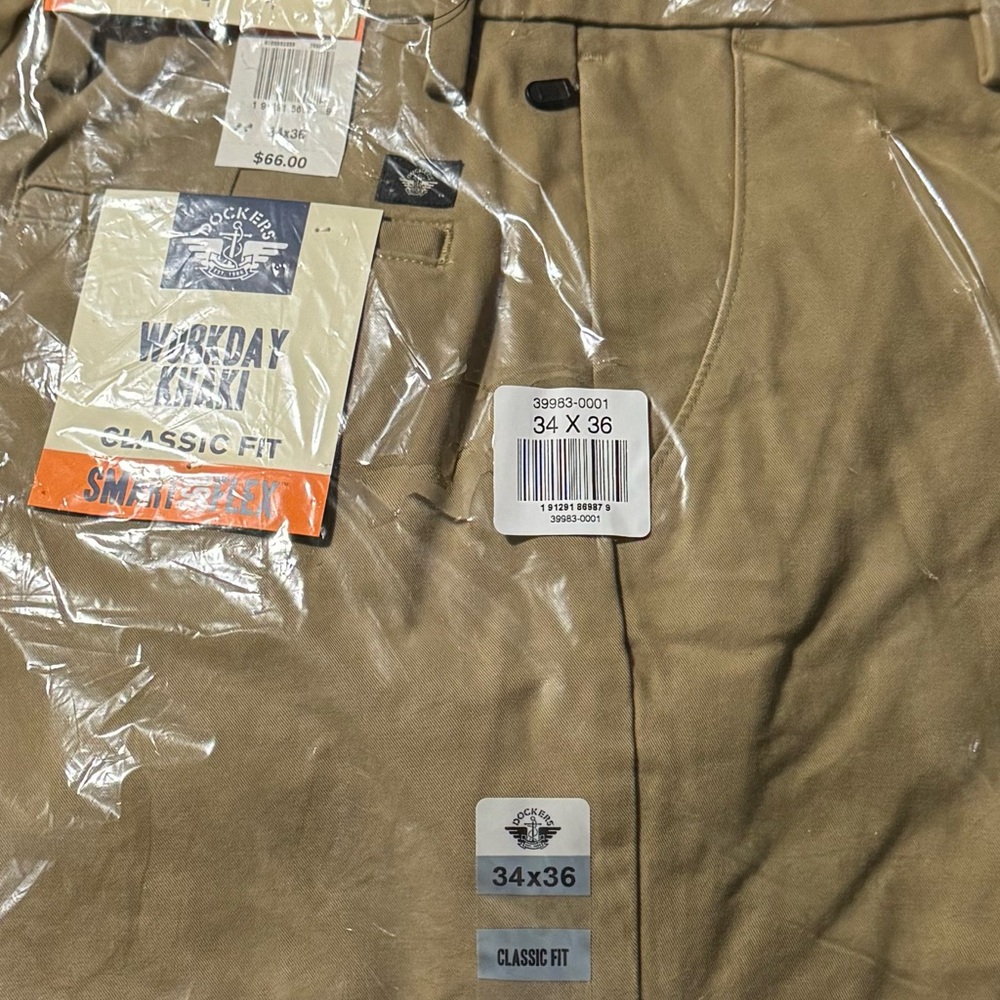 Dockers Workday khaki Classic Fit